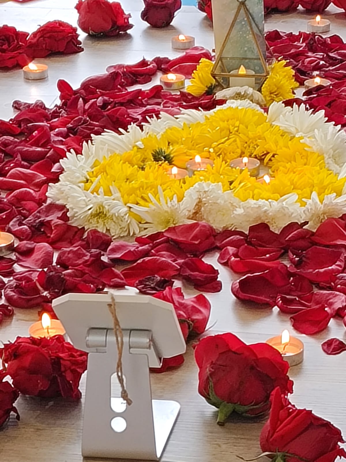 Espacio ritual con flores, pétalos y velas