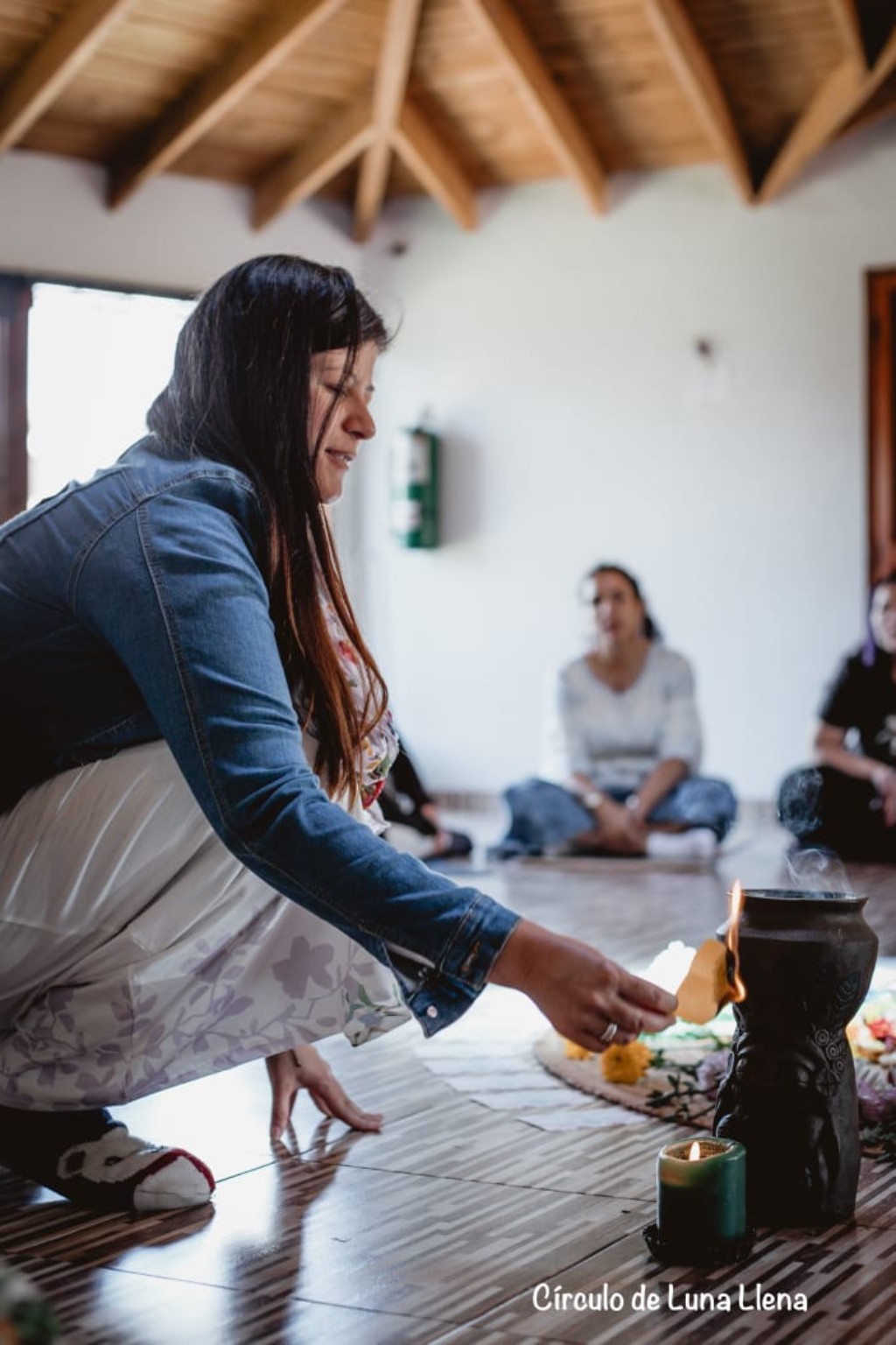 Mapis Munoz guiando un círculo de luna llena