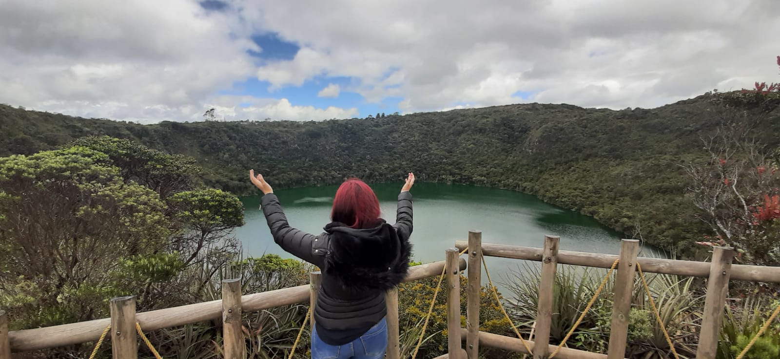 Mapis Munoz conectando con la naturaleza frente a una laguna