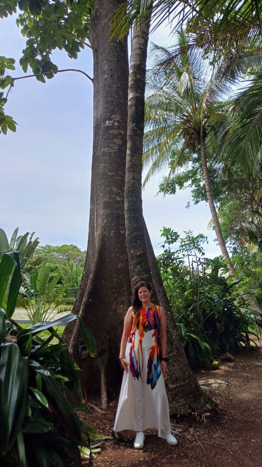 Mapis Munoz junto a un árbol en la naturaleza