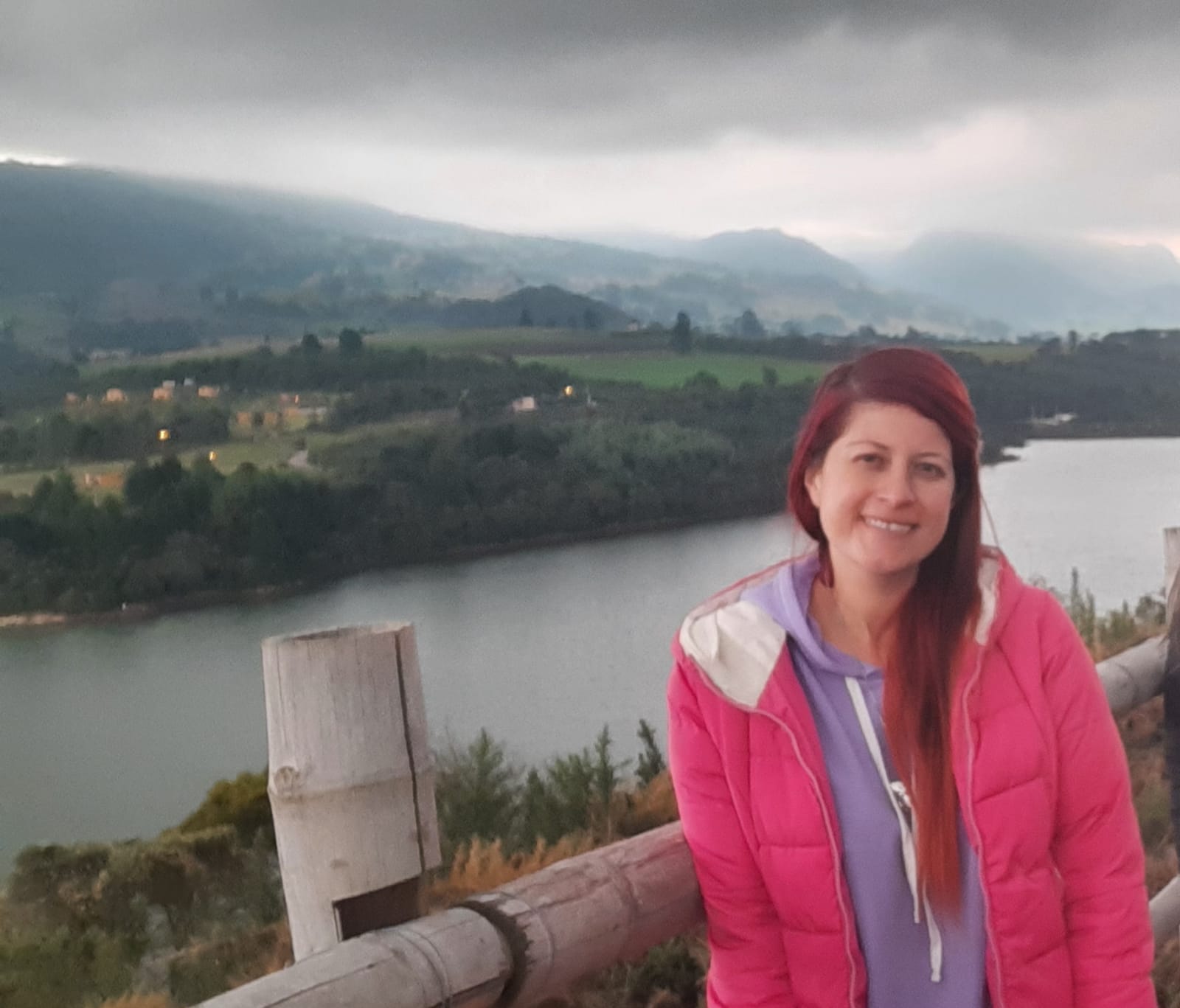 Mapis Munoz en un paisaje natural junto al lago