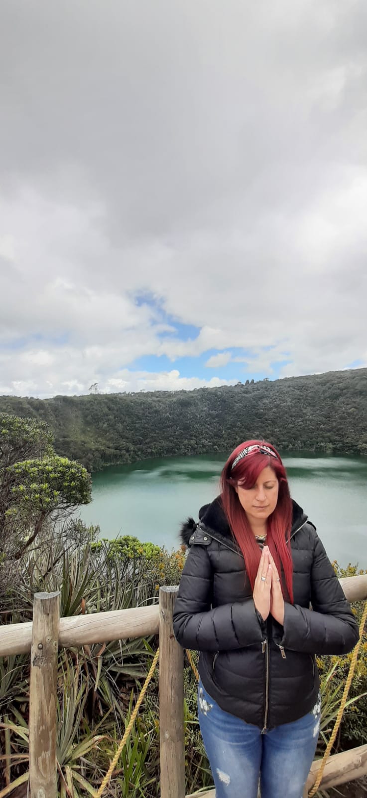 Mapis Munoz en un momento de oración frente a la laguna