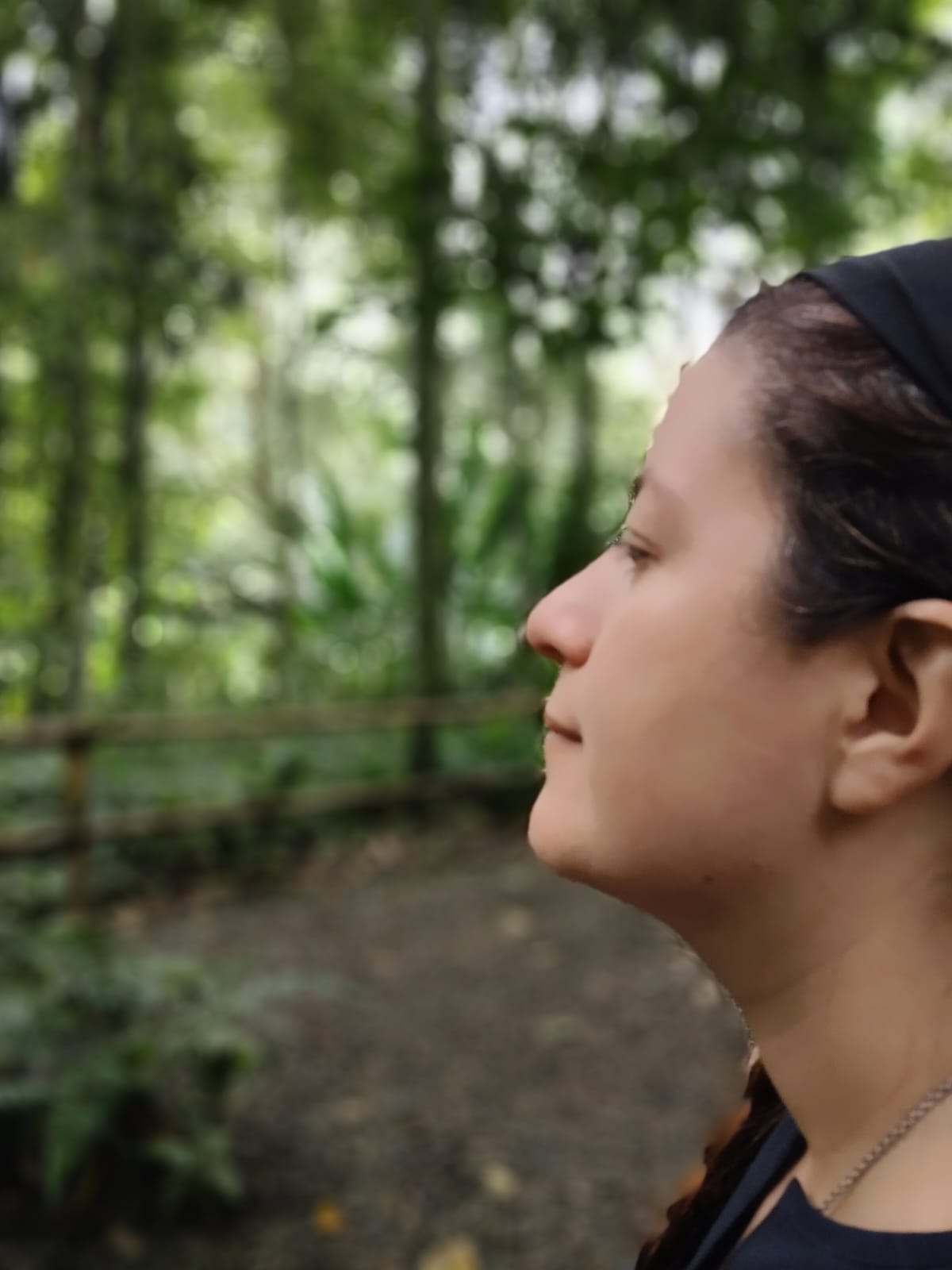 Mapis Munoz en un momento de introspección en la naturaleza